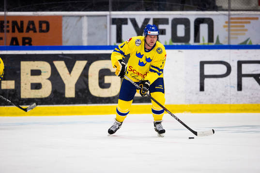 Tre Kronor Legends Leif Rohlin med pucken