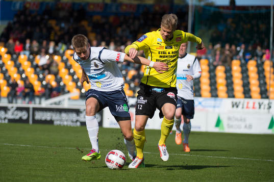 Mjällbys  David Löfquist  i kamp om bollen