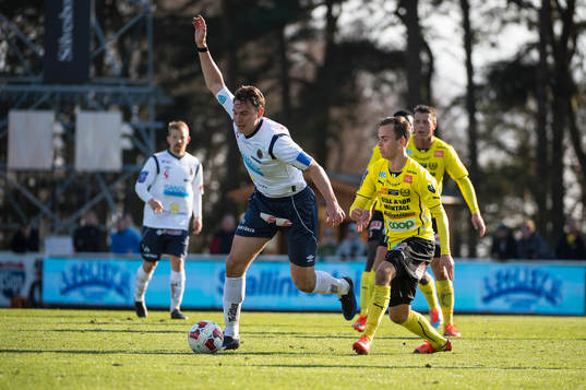 Gefles  Marcus Hansson med bollen