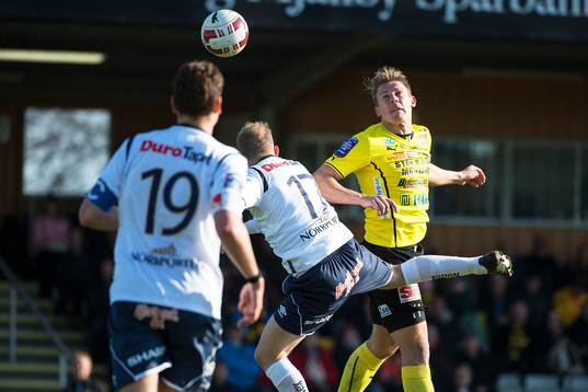Mjällbys Patrik Ingelsten  i en nickduell med Gefles Jonas
