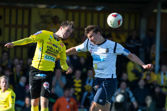 Mjällbys Andreas Blomqvist i en nickduellunder