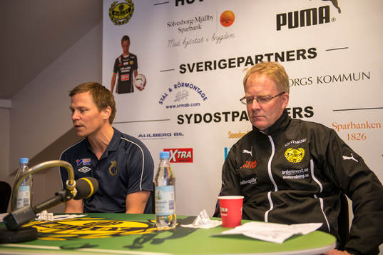 Mjällbys tränare Lars Jacobsson och Gefles tränare Roger