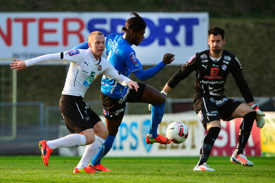 Örebros Daniel Gustavsson och Halmstads Joseph Baffo