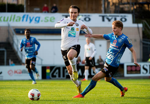 Örebros Nordin Gerzic går förbi  Halmstads Viktor Ljung