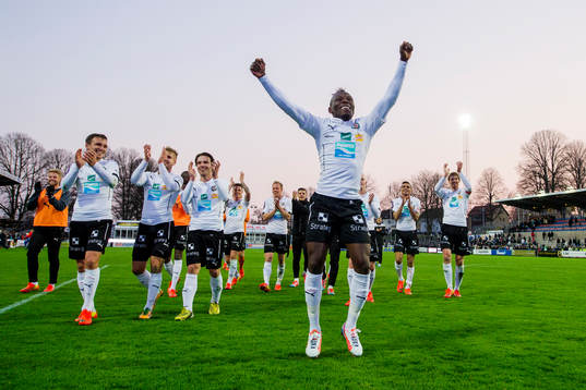 Örebros Samuel Mensiro jublar