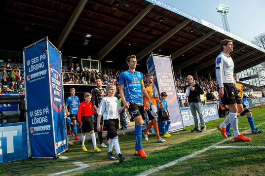 Halmstads Rickard Magyar och Örebros Magnus Wikström går