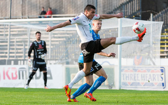 Örebros Ahmed Yasin plockar ner bollen framför Halmstads
