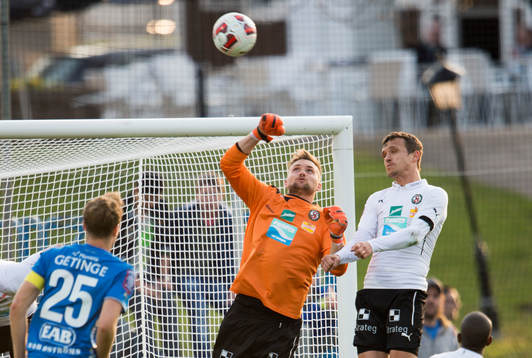 Örebros målvakt Oscar Jansson boxar bollen