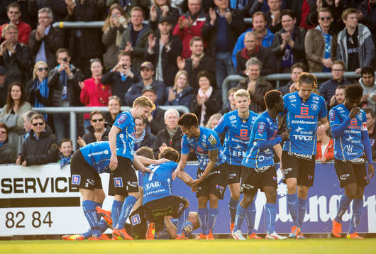 Halmstads Kristinn Steindorsson gör 1-0 och Halmstad jublar