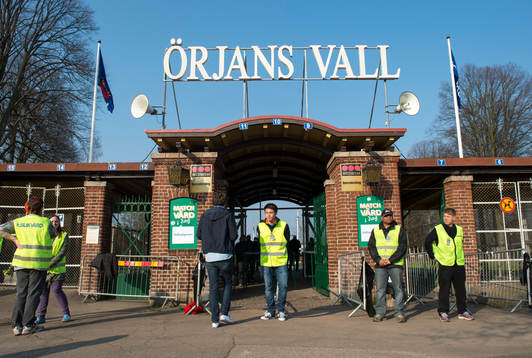 Säkerhetsvakter utanför Örjans Vall innan