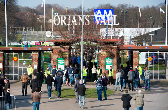 Publiken på väg in på Örjans Vall innan fotbollsmatchen