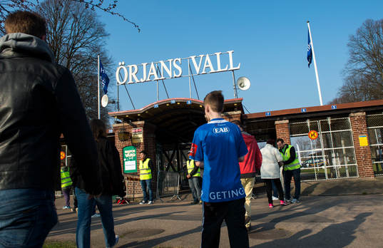 Publiken på väg in på Örjans Vall innan fotbollsmatchen
