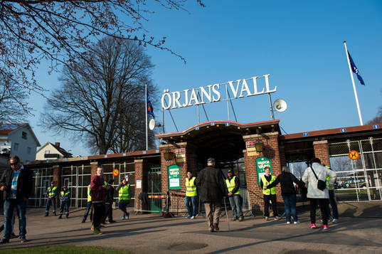 Publiken på väg in på Örjans Vall innan fotbollsmatchen