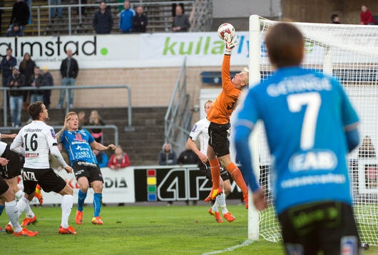 Örebros målvakt Jacob Rinne gör en räddning i slutet