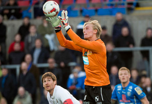 Örebros målvakt Jacob Rinne plockar bollen