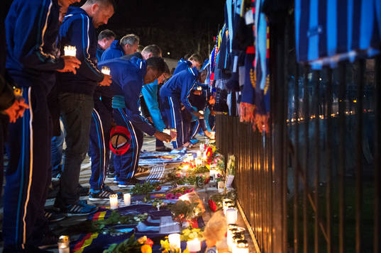 Djurgårdens spelare tänder ljus utanför Stadion för