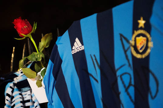 En ros och en djurgårdentröja hänger utanför Stadion