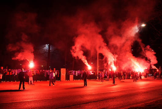 Djurgårdensupportrar tänder bengaleldar utanför Stadion