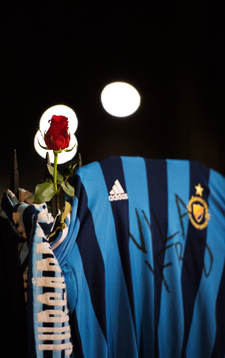 En ros och en djurgårdentröja hänger utanför Stadion