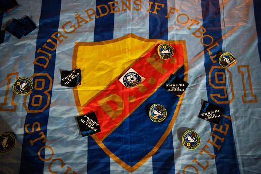 Klistermärken för Ultras och Ultra Caos ligger ovanpå en