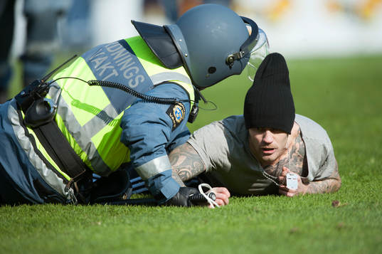En Djurgården-supportrar springer in på plan och grips i