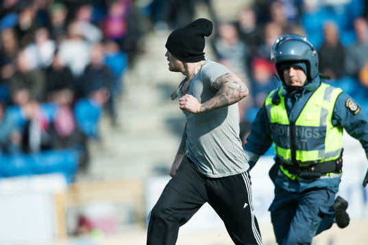 En Djurgården-supportrar springer in på plan och grips i