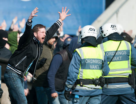 En Djurgården-supporter hetsar mot poliserna i matchen i