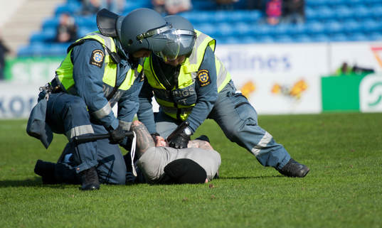 En Djurgården-supporter springer in på plan och fångas