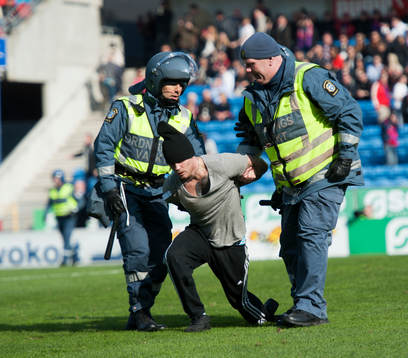 En Djurgården-supporter springer in på plan och fångas