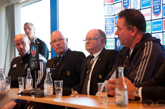 Domaren Martin Hansson, säkerhetsdelegat Stefan Winqvist,