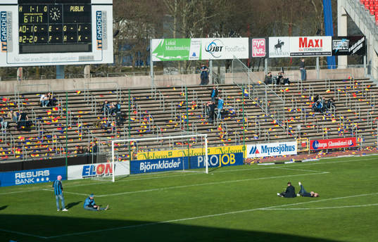 Djurgårdens supportrar sitter och ligger kvar långt