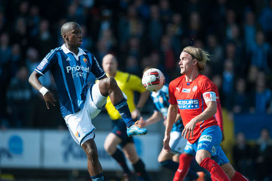 Djurgårdens Mark Mayambela och Helsingborgs David Svensson