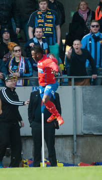 Helsingborgs David Accam har gjort 1-1 och jobbar med att