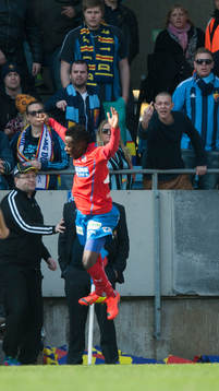 Helsingborgs David Accam har gjort 1-1 och jobbar med att