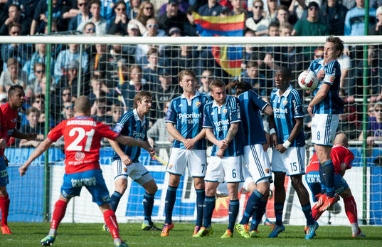 Helsingborgs Christoffer Andersson slår en frispark i