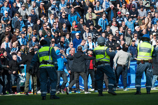 Djurgårdens supporters springer in på plan i matchen i