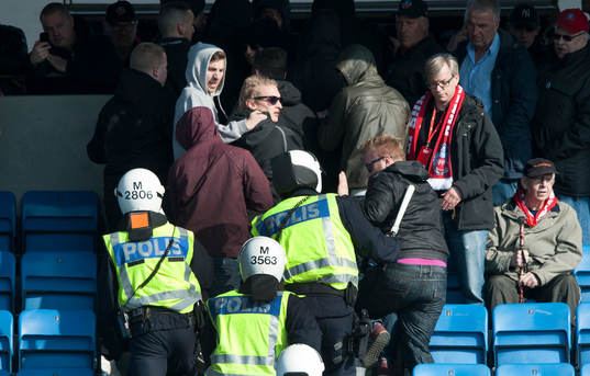 Poliserna flyttar på supporters på läktaren av