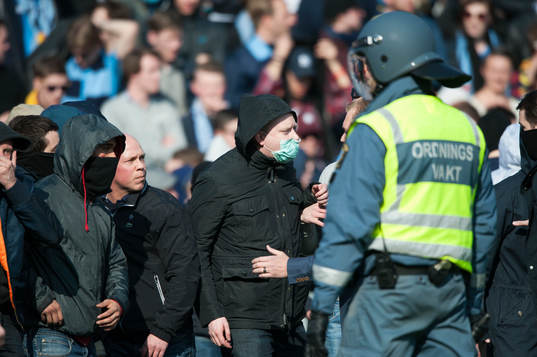 Djurgårdens supporters stormade planen med anledning av