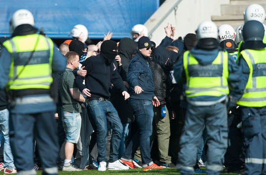 Djurgårdens supporters stormade planen med anledning av
