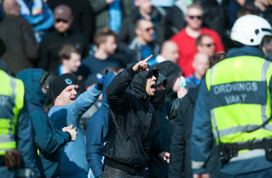 Djurgårdens supporters stormade planen med anledning av