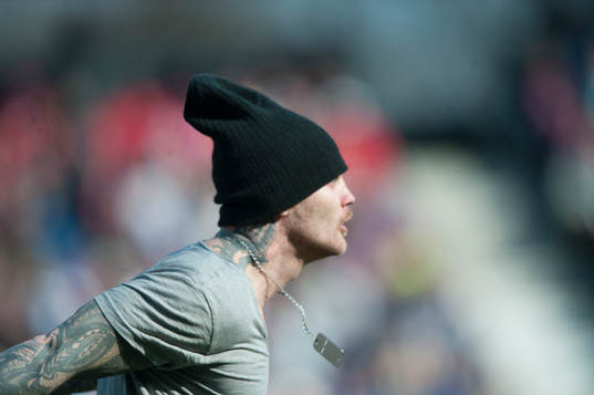 En Djurgården-supporter springer in på plan i matchen i