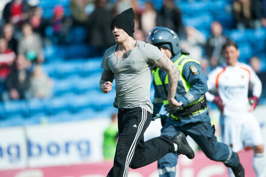 En Djurgården-supporter springer in på plan i matchen i