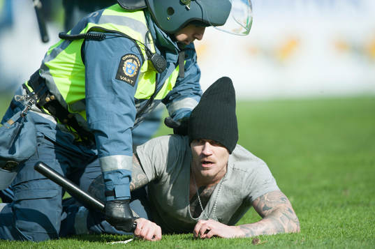 En Djurgården-supporter springer in på plan i matchen i