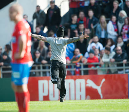 En Djurgården-supporter springer in på plan i matchen i