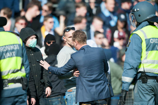 Djurgårdens säkerhetsansvarige Mats Jonsson snackar med