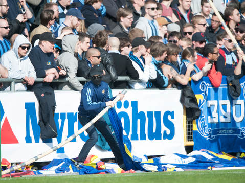 Djurgårdens supporters stormade planen med anledning av