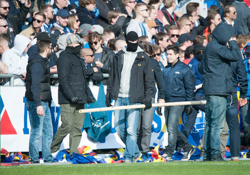 Djurgårdens supporters stormade planen med anledning av
