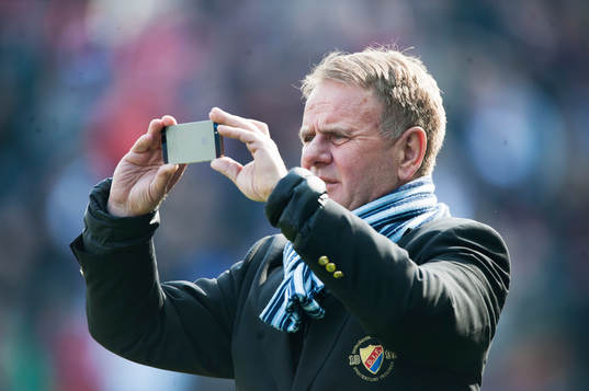 Pelle Kotschack fotograferar kalcken före matchen i