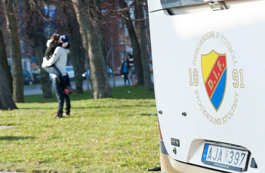 Djurgårds-supporters tröstar varandra