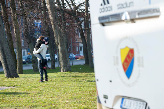 Djurgårds-supporters tröstar varandra